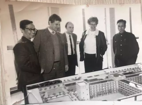 德國(guó)駐中國(guó)大使訪問(wèn)西安儀表廠1