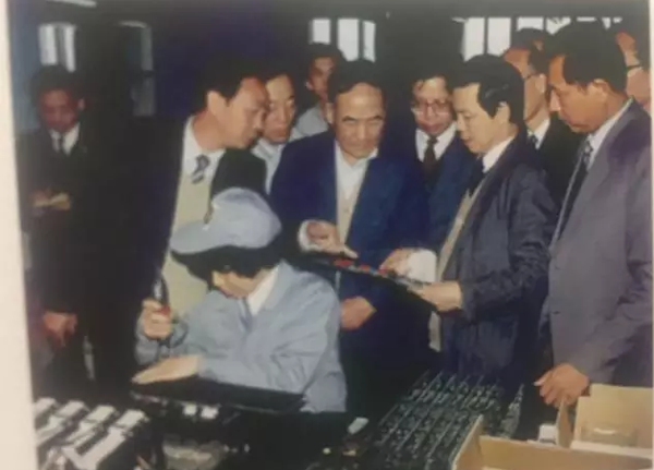 原機(jī)械工業(yè)部部長(zhǎng)何光遠(yuǎn)參觀西儀集團(tuán)產(chǎn)品