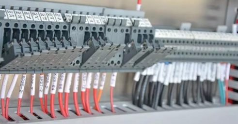 紅、黑色并行用于使用雙芯導線或雙根絞線連接的交流電路