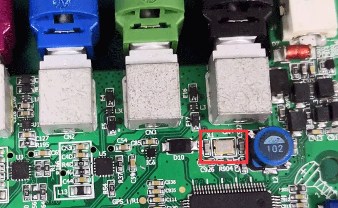 晶振出現在單板接口連接器1000mil以內 晶振出現在單板接口連接器1000mil以內