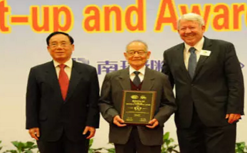 2010年賀家李先生獲首屆顧毓秀電機(jī)工程獎(jiǎng)
