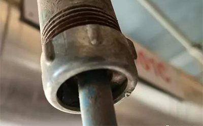 不采用撓性管連接時,管末端應加工成喇叭口或帶護線帽 不采用撓性管連接時,管末端應加工成喇叭口或帶護線帽