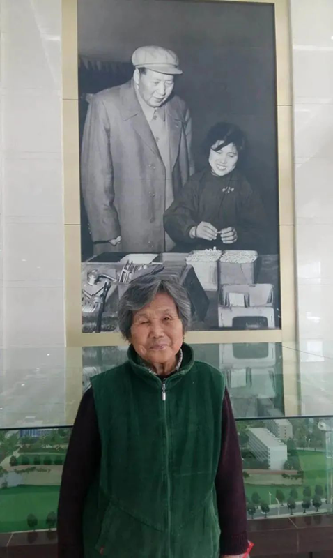 蘇玉春來到了當年與毛主席的巨幅合影下