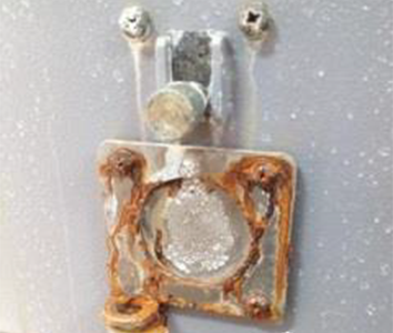 鹽霧試驗(yàn)后開關(guān)柜部分螺栓出現(xiàn)紅銹現(xiàn)象