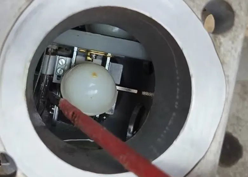 圖中可見上層浮球的掠影、下層浮球、左側(cè)的重瓦斯干簧節(jié)點(diǎn)及被浮球擋住的擋板