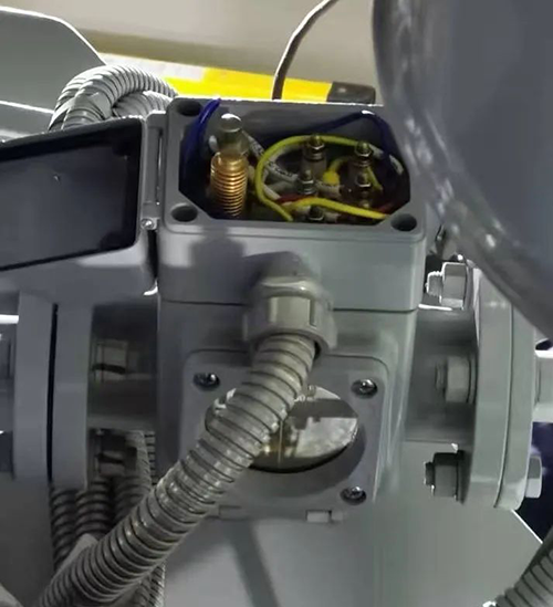 瓦斯繼電器接線盒以及左側(cè)的測試頂針